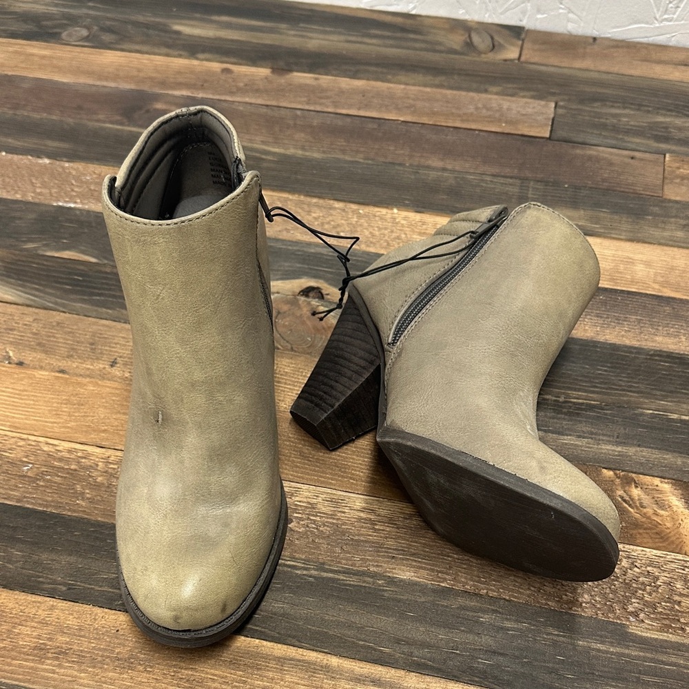 *NEW* never been worn 
MIA
Trendy Beige Ankle Boots
Size 8